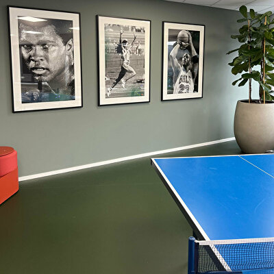 Ginvi, Univé, Univé Zoetermeer, Lilet, Op Zeker, kunst op maat, bedrijfsinterieur, kantoor kunst, graffiti kunst, muurkunst kantoor, inspirerend kantoor, interieurproject Univé, kunst voor bedrijven, maatwerk kunstwerk, Binkie XL, freesletters quote, acrylaat letters, spiegels met quotes, sporters kunst, iconische sporters, Björn Borg kunst, Muhammad Ali kunst, Michael Jordan kunst, Florence Griffith Joyner kunst, Einstein kunst, bedrijfsinrichting met kunst, creatieve wanddecoratie, artistieke werkruimte, kunstproject op maat, kleurrijke kantoorinrichting, moderne muurdecoratie, interieurontwerp bedrijven, Ginvi kunstproject, graffiti quotes, kunst in huisstijl, bedrijfsruimte decoratie