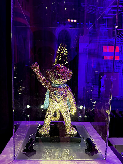 GINVI, GINVI Art Gallery, Ginvi kunst, Ginvi Rotterdam, Ginvi maatwerk kunst, Ginvi veilingitem, Sophia Lichtjesdiner, Sophia Kinderziekenhuis, Sophia Lichtjesdiner veiling, Sophia veilingitem, Sophia SuperHero beeldje, Sophia knuffel kunst, goede doelen veiling Nederland, charity art Nederland, kunst voor het goede doel, exclusief veilingitem, luxe veilingitem, uniek veilingobject, kunstbeeldje Swarovski, Swarovski beeldje, Swarovski kunst, hand ingelegde Swarovski, limited edition kunstbeeldje, exclusieve kunstobjecten, maatwerk kunstbeeldje, kunst met Swarovski kristallen, luxe kunst Nederland, kunst voor gala en fundraising, fundraising kunstobject, high-end charity art, benefiet veiling kunst, custom art Nederland, exclusieve relatiegeschenken, corporate charity gifts, kunst voor events, gala veiling item, charity dinner veiling, kunst voor ziekenhuizen