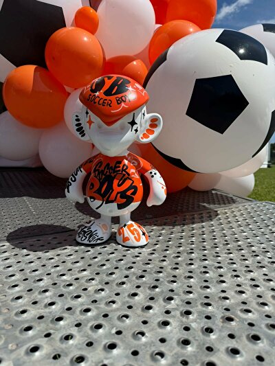 Soccer Boys Bleiswijk, Soccer Boys jubileum, 66 jaar Soccer Boys, voetbalclub Bleiswijk, Soccer Boys evenement, Soccer Boys veiling, Binkie beeldje, gepersonaliseerd beeldje, graffiti beeldje, custom Binkie, voetbalclub kunstwerk, unieke veilingitems, gepersonaliseerde voetbalclub merchandise, jubileum kunstwerk vereniging, veilingitems voetbalclub, jubileum evenement voetbalvereniging, fundraising voetbalclub, sponsoractie voetbalvereniging, exclusieve clubitems, veiling voor sportvereniging, sportvereniging Lansingerland, jubileum Bleiswijk, evenement Bleiswijk, gepersonaliseerde voetballen, clubjubileum, voetbalvereniging jubileum, custom voetbal, unieke sportprijzen, verenigingsevenement, creatieve veilingitems.