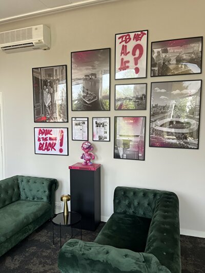 zakelijke fotocollage, wandcollage op maat, fotokunst op kantoor, kunst voor bedrijven, bedrijfsinterieur inspiratie,  kunst voor aan de muur, ginvi, graffiti art, foto met graffiti, kunst op maat, kunst op maat rotterdam, creatieve wanddecoratie Rotterdam
