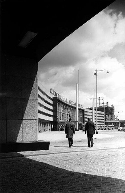Rotterdam CentraalStation CSRotterdam stationsplein Historischefoto HistorischRotterdam Stadsarchiefrotterdam vanRavesteyn GINVI ginviart artgallery rotterdamart