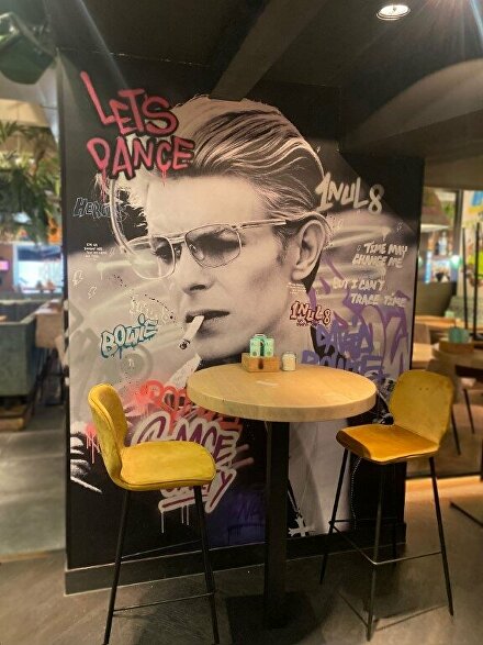 muurbehang naadloosbehang davidbowie davidbowieschilderij bowieartwork wijnbar wijnbar1nul8 maatwerk kunstopmaat graffitiart custommadeart
