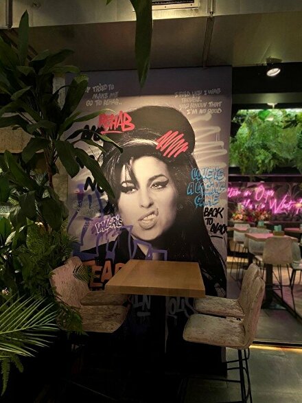 muurbehang naadloosbehang amywinehouse amychilderij amywinehouseartwork wijnbar wijnbar1nul8 maatwerk kunstopmaat graffitiart custommadeart