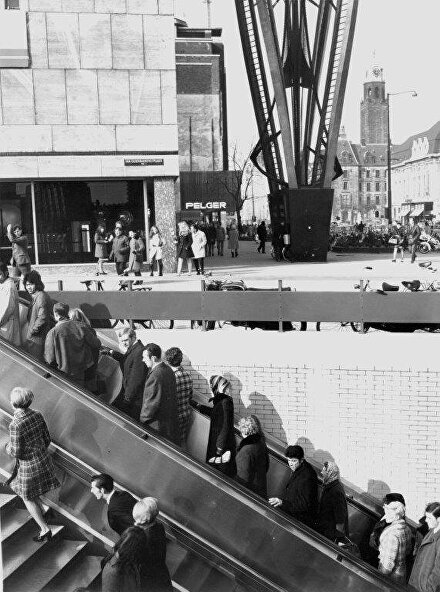 Beurstraverse, Koopgoot Rotterdam, winkelendpubliek in de winkelpassage in rotterdam centrum, coolsingel, lijnbaan, hoogstraat