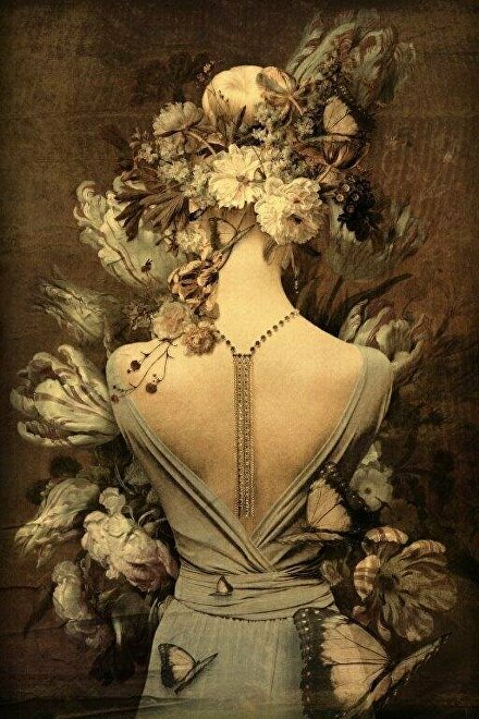 vrouwelijk kunstportret, blauw kunstwerk bloemen, kunst met vrouw van achteren, Apien kunst GINVI, luxe kunst met bloemen en vlinders, handgemaakt kunstwerk Nederland, vrouwelijke elegantie in kunst, uniek kunstwerk voor interieur, schilderij in blauw tinten, fine art design
