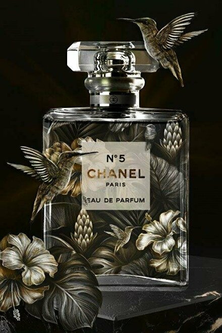 Chanel schilderij kopen, tropisch kunstwerk met kolibrie, luxe wanddecoratie hotel chique, parfum kunst Apien, Chanel kunst Capelle aan den IJssel, schilderij Alexandrium, luxe kunst Barendrecht, parfumfles schilderij, tropische glamour kunst Rotterdam, kunst met bloemen en vogels