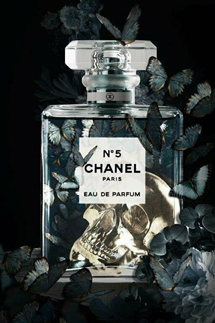 Chanel kunstwerk schedel, Apien schilderij Chanel parfum, kunst met vlinders en skull, hotel chique wanddecoratie, zwarte kunst luxe stijl, schilderij kopen Rotterdam, Chanel kunst Alexandrium, kunst voor hotels Capelle aan den IJssel, schilderij Barendrecht, parfum kunst GINVI