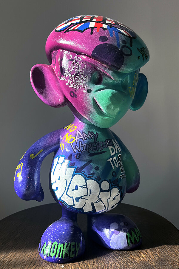 Amy Winehouse kunst, tribute kunstwerk Amy Winehouse, graffiti art beeld, Binkie Amy Winehouse, GINVI Art Gallery, unieke kunstbeelden Rotterdam, popart sculpturen, handbeschilderde beelden, epoxy kunstobject, street art sculptuur, moderne kunstbeelden Nederland, exclusieve kunst kopen, graffiti artiest vanDyson, kunstbeelden met tekst, kleurrijke kunstsculpturen, art tribute Amy Winehouse, design beelden voor interieur, kunstcollectie Rotterdam, unieke kunstobjecten Nederland, Binkie beeld kopen, handgemaakte kunstbeelden