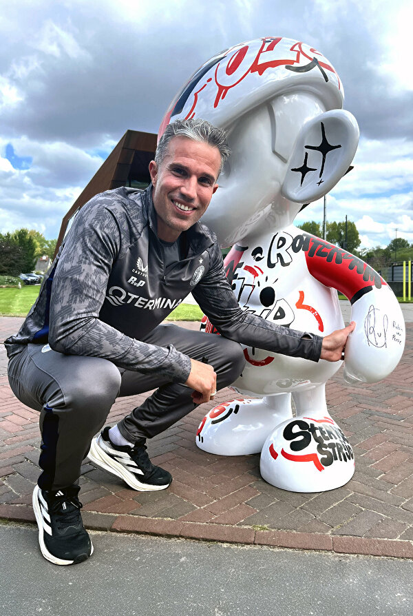 Binkie XL, Feyenoord kunstwerk, GINVI Art Gallery Rotterdam, unieke veilingstukken Rotterdam, Gladiatoren aan de Maas boksgala, kunst veiling Rotterdam, Feyenoord kunst, handbeschilderde beelden, kunst voor goede doelen, graffiti kunst Rotterdam, collectors item Feyenoord, uniek kunstobject Rotterdam.