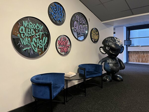 ginvi art gallery, binkie xl, graffiti spiegels, kunst op maat, kunst voor bedrijven, maatwerk kunstwerken, interieur kunst, streetart interieur, padel kunst, lake seven, rotterdam art gallery, graffiti art rotterdam, kunst voor sportlocaties, art on demand, moderne kunst op maat, bedrijfsinterieur kunst, custom art rotterdam, handbeschilderde spiegels, kunst en sport, creatieve wanddecoratie