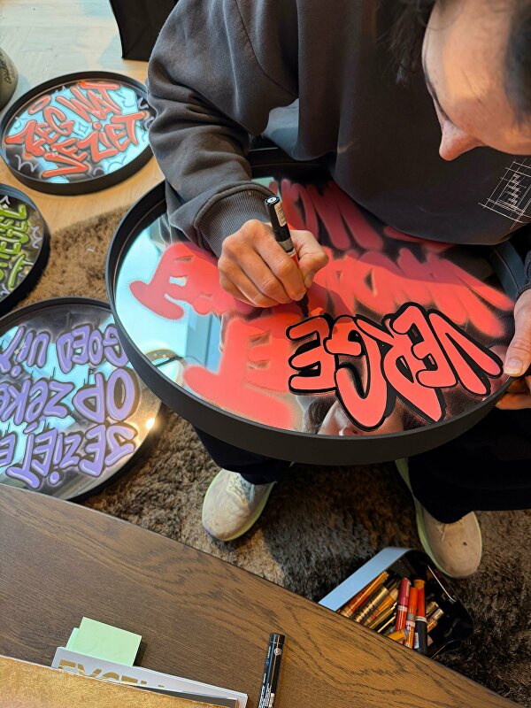 elatiegeschenken op maat, zakelijke relatiegeschenken, luxe relatiegeschenken, creatieve relatiegeschenken, unieke relatiegeschenken, maatwerk relatiegeschenk bedrijf, kunst relatiegeschenken, custom relatiegeschenken, relatiegeschenken kunst, graffiti relatiegeschenken, wijnkoeler met graffiti, custom wijnkoelers, relatiegeschenk horeca, relatiegeschenk kantoor, relatiegeschenk personeel, relatiegeschenk klanten, exclusieve relatiegeschenken, design relatiegeschenken, branded relatiegeschenken