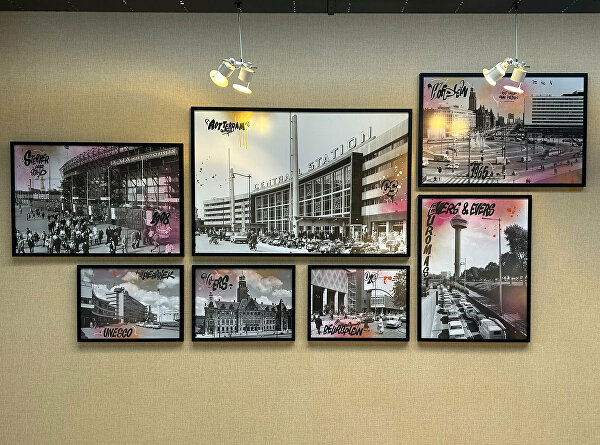 Rotterdam collage kantoor, historische foto’s Rotterdam aan de muur, maatwerk wanddecoratie kantoor, graffiti kunst op kantoor, bedrijfsinterieur met karakter, grote kale muur aankleden, fotocollage op maat bedrijf, wanddecoratie met mat zwarte lijsten, interieurconcept kantoor Rotterdam, custom wall art Rotterdam