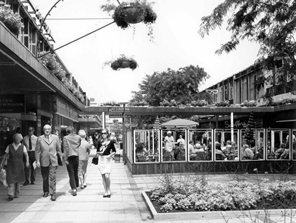 Lijnbaan lijnbaanrotterdam rijksmonument rotterdamwinkelstraat winkelpromonade historichrotterdam oudefoto historicharchief ginvi ginviart artgallery rotterdamart rotterdamsehistory