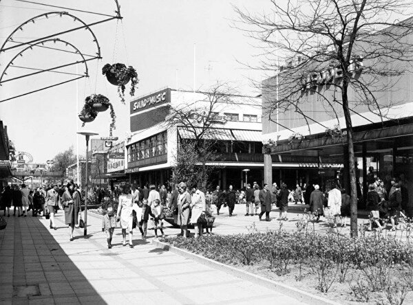 Lijnbaan lijnbaanrotterdam rijksmonument rotterdamwinkelstraat winkelpromonade historichrotterdam oudefoto historicharchief ginvi ginviart artgallery rotterdamart rotterdamsehistory
