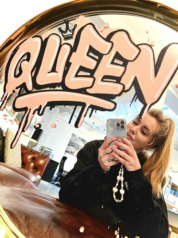 spiegel goudenspiegel spiegelquote graffiti graffitiart graffitiquote rozegraffiti spiegelart ginvi ginviart artgallery queen queenquote
