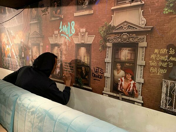 Apien & Van Dyson Muurbehang Calledemusica DavidBowie Wijnbar Wijnbar1nul8 1nul8 interieurdesign urbanartrotterdam Ginvi ginviart artgallery rotterdamart rotterdam