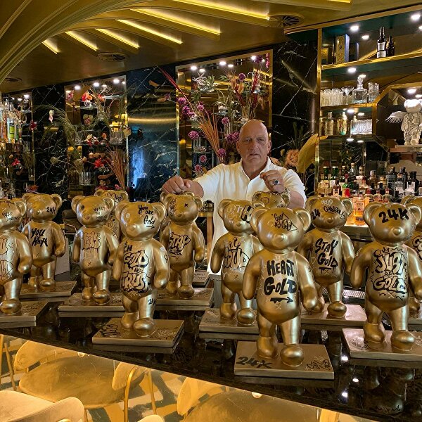 Restaurantgoud goudrotterdam hermandenblijker goldenart goldenstatue artgallery graffitiart ginvi ginviart rotterdamart