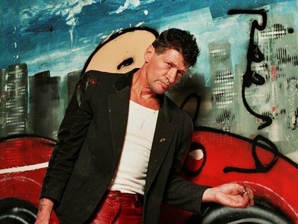 Hermanbrood bij zijn schilderij werelds in rood lederen broek hermanbrood fotohetmanbrood