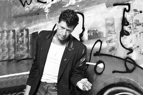 Herman Brood bij zijn schilderij Werelds hermanbroodfoto