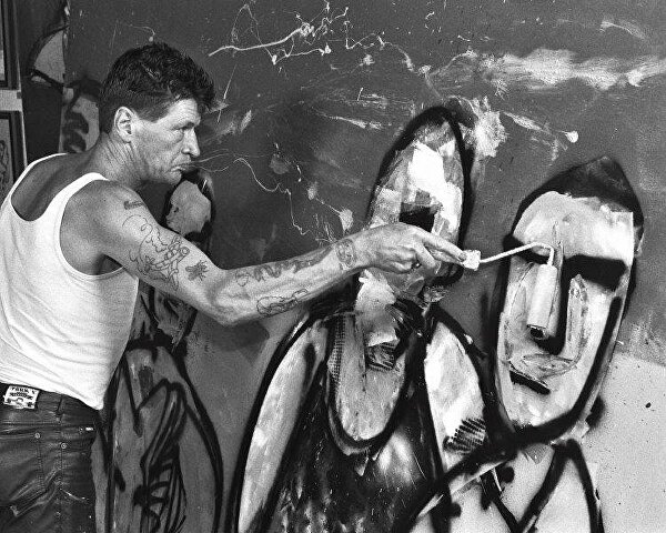 Herman Brood bij zijn schilderij Werelds hermanbroodfoto samenwerkenishetcredo hermanbrood uitspraken