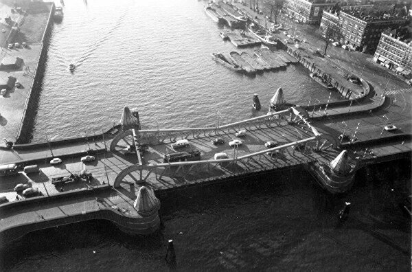 De Koningennebrug is een brug over de Koningshaven in Rotterdam, naast de Hef. De brug verbindt het Noordereieland met de wijk Feijenoord.