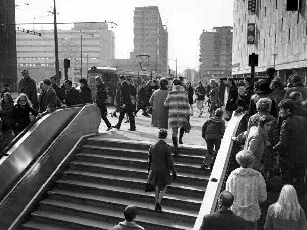 Beurstraverse, Koopgoot Rotterdam, winkelendpubliek in de winkelpassage in rotterdam centrum, coolsingel, lijnbaan, hoogstraat