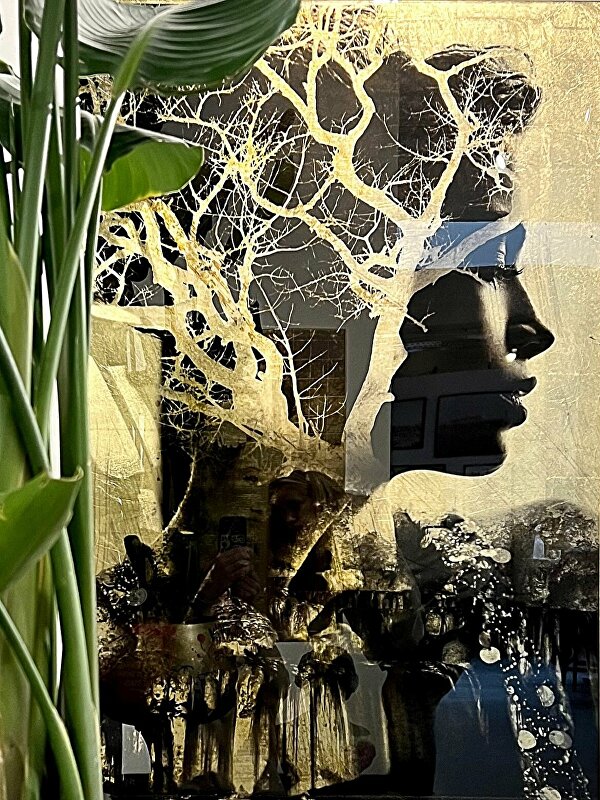 Treeveins goldengirl goldleafwoman  3dschilderij rijk 3dkunstwerk 3dkunst 3dwallart  voetballer soccerart Goldleaf Bladgoud Goudenkunstwerk Goudschilderij luxekunst handgemaakt limitededition