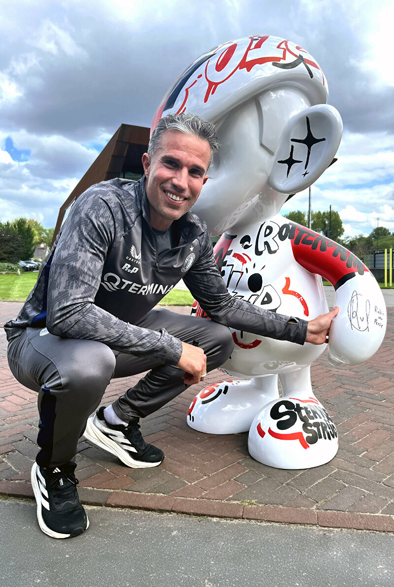 Binkie XL, Feyenoord kunstwerk, GINVI Art Gallery Rotterdam, unieke veilingstukken Rotterdam, Gladiatoren aan de Maas boksgala, kunst veiling Rotterdam, Feyenoord kunst, handbeschilderde beelden, kunst voor goede doelen, graffiti kunst Rotterdam, collectors item Feyenoord, uniek kunstobject Rotterdam.