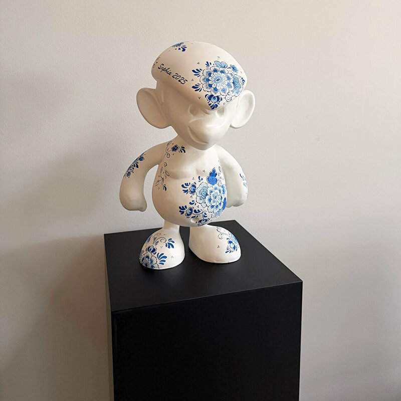 Binkie, Binkie by GINVI, Binkie kunstobject, Delfts blauw beeld, Delfts blauw kunst, handgeschilderd beeld, GINVI Art Gallery, GINVI Rotterdam, kunst galerie Rotterdam, Varen voor Sophia, Sophia veiling, kunst voor goed doel, Gladiatoren aan de Maas, Dirk Kuyt Foundation, Lichtjesdiner Sophia, Binkie XL, Swarovski beeld, custom made kunstwerk, uniek kunstobject, limited edition kunst, handmade sculpture, Dutch design art, Delft blue sculpture, Rotterdam art gallery, contemporary art Rotterdam, art for charity, collectible art piece, designer sculpture, handmade art gift, art object Netherlands, luxury art Rotterdam