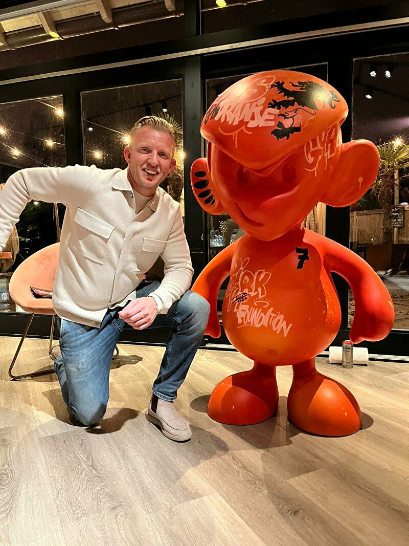 GINVI, GINVI Art Gallery, kunst op maat, custom art Rotterdam, gepersonaliseerde kunstwerken, Binkie XL, unieke sculpturen Rotterdam, kunst voor goede doelen, kunst veilingobjecten, charity art auction, Dirk Kuyt Foundation, Feyenoord Foundation, Nederlands elftal handtekeningen kunst, Oranje Binkie, kunst met impact, luxe kunst Rotterdam, moderne kunst op maat, bedrijfskunst op maat, corporate art Netherlands, Rotterdam art studio, high-end kunstobjecten, kunst voor evenementen, exclusieve kunstwerken, custom sculpturen, handgemaakte kunst Rotterdam, kunst donatie veiling, sport charity veiling, maatwerk kunstprojecten, kunstenaars Rotterdam, kunst in opdracht laten maken, exclusieve veilingstukken, kunst voor fondsenwerving, Rotterdamse galerie, limited edition kunstwerken, kunst laten personaliseren, modern mixed media art, art for charity events, premium art commissions, kunst met Swarovski details, epoxy art Rotterdam, signature sculpturen GINVI, premium custom art Holland, Dutch art for charity, Oranje kunstobject, sport art Netherlands, veiling item Nederlands elftal, kunst met handtekeningen, kunstobject met waarde, high-end sculptuur veiling, Rotterdam creatieve studio, kunst voor sportfondsen, unieke veilingstukken Nederland