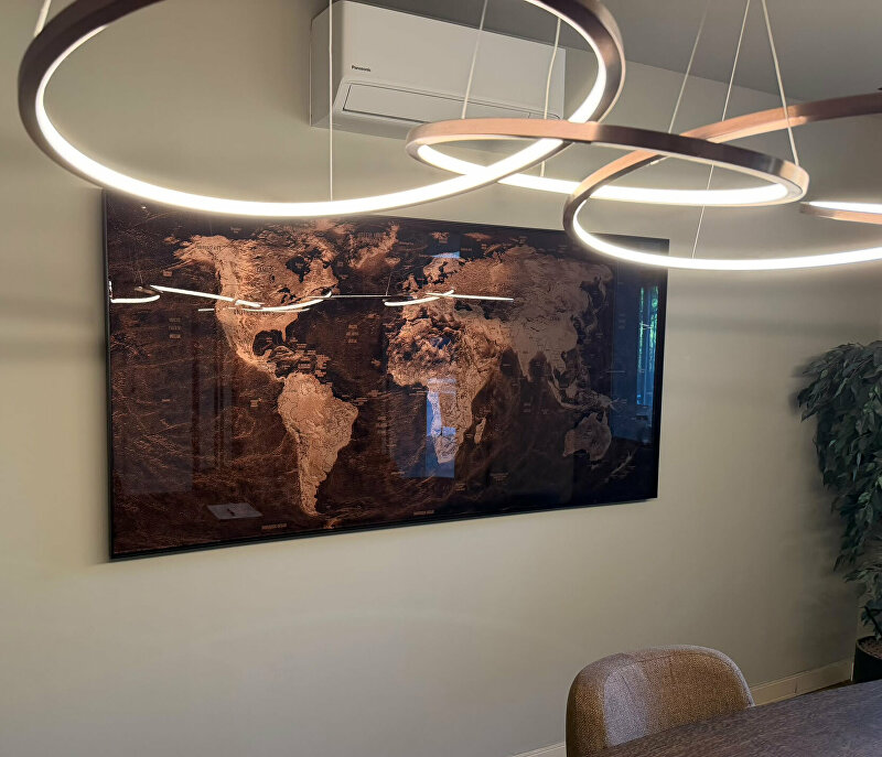 kantoor kunst, kunst op kantoor, kunst voor bedrijven, zakelijke kunst, kantoorinrichting, kantoor interieur, wanddecoratie kantoor, exclusieve wanddecoratie, luxe wanddecoratie, epoxy kunst, epoxy kunstwerken, koperen wereldkaart, wereldkaart wanddecoratie, gelboom kunst, Tree Veins, GINVI Tree Veins, plexiglas kunst, abstracte kunst, abstracte wanddecoratie, moderne kunst, maatwerk kunst, kunst op maat, baklijsten op maat, design interieur, luxe kantoorinrichting, inspirerende werkplek, kunstcollectie kantoor, Rotterdam kantoorinrichting, Masters in Finance Rotterdam, GINVI, interieurstyling kantoor, wandbekleding kantoor, akoestische wandbekleding, zakelijke interieurprojecten, eyecatcher kantoor, kunst voor ontvangstruimte, kunst voor vergaderruimte