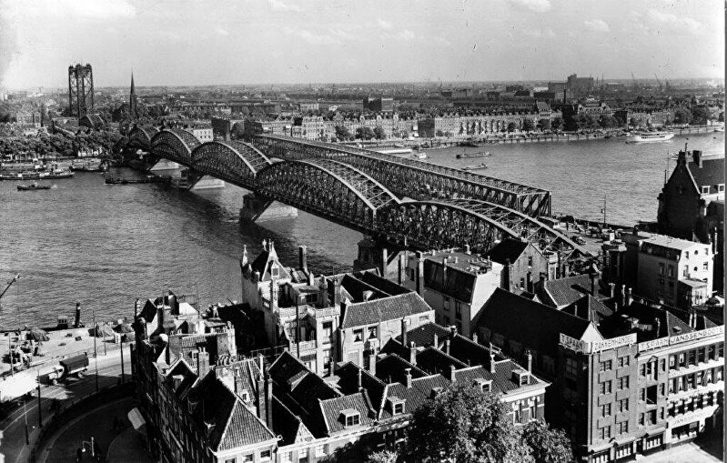 oude historische foto van de Willemsbrug en de Spoorbrug te Rotterdam