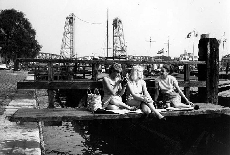 oude historische foto van de hef met drie jonge dames ervoor, Rotterdamse haven, koningshavenbrug