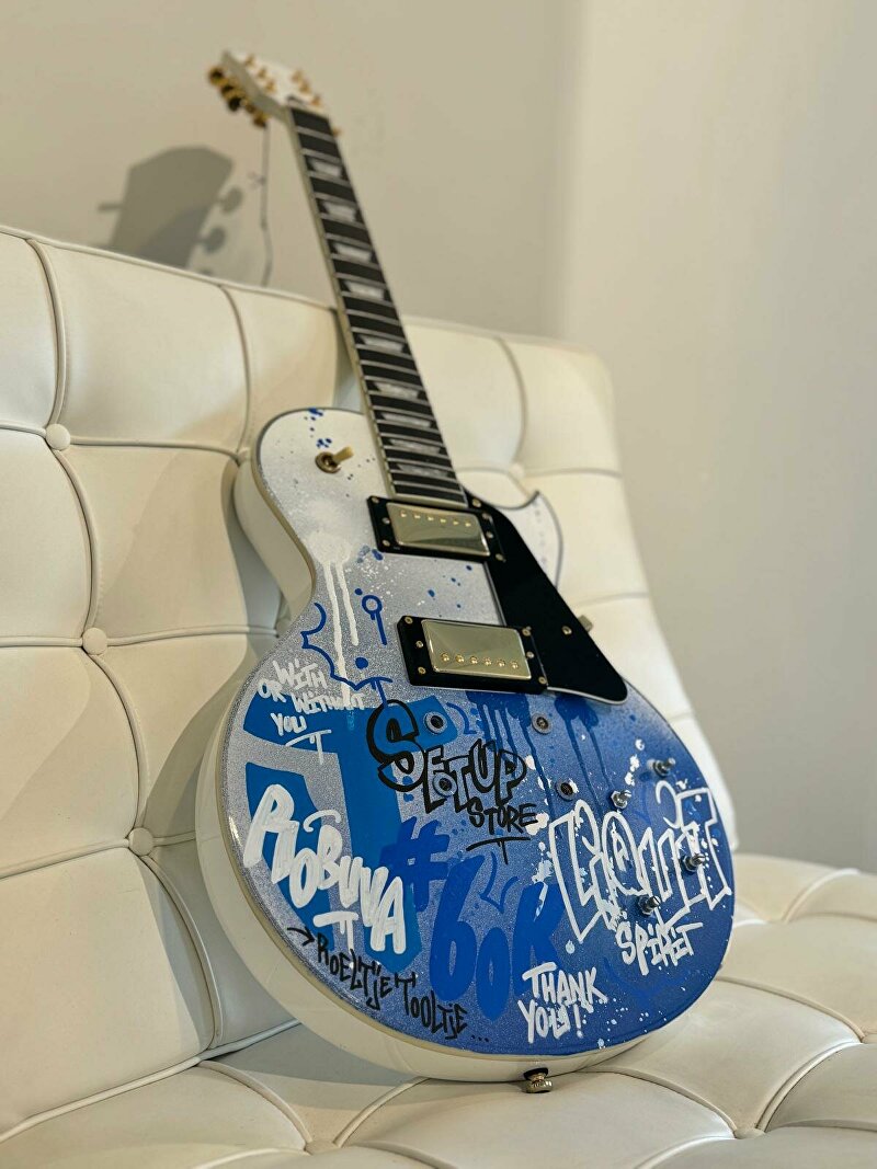 graffiti kunstwerk, handgemaakt, limitededition, luxekunstwerk, customized guitar, bluxekunstwerken, kunstcaseau, GINVI  graffitikunst