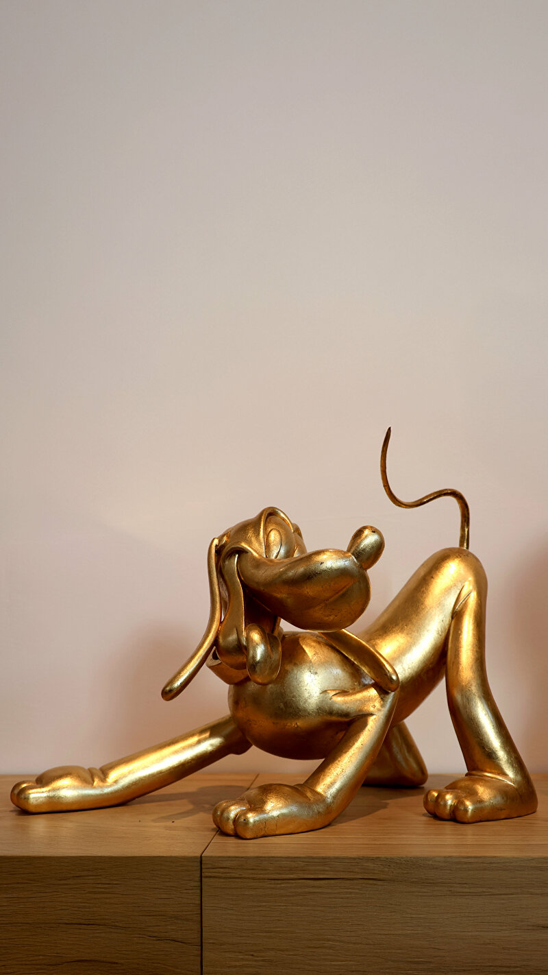 Pluto, gouden pluto, goudenbeeld, gouden disneyfiuur, luxestandbeeld, luxebeelden, bladgoud kunstwerk, goldleaf statue, kunst op maat, maatwerk, handwerk.