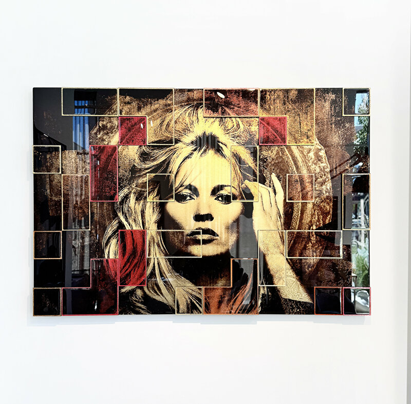 Kate Moss schilderij, luxe wandkunst, epoxy kunstwerk, bladgoud schilderij, moderne kunst met diepte, kunst met epoxy lagen, JJArt, Apien art, schilderij kopen Rotterdam, kunst kopen Alexandrium, wanddecoratie Barendrecht, kunst Capelle aan den IJssel, exclusieve kunst Nederland, design schilderij Kate Moss, mixed media art